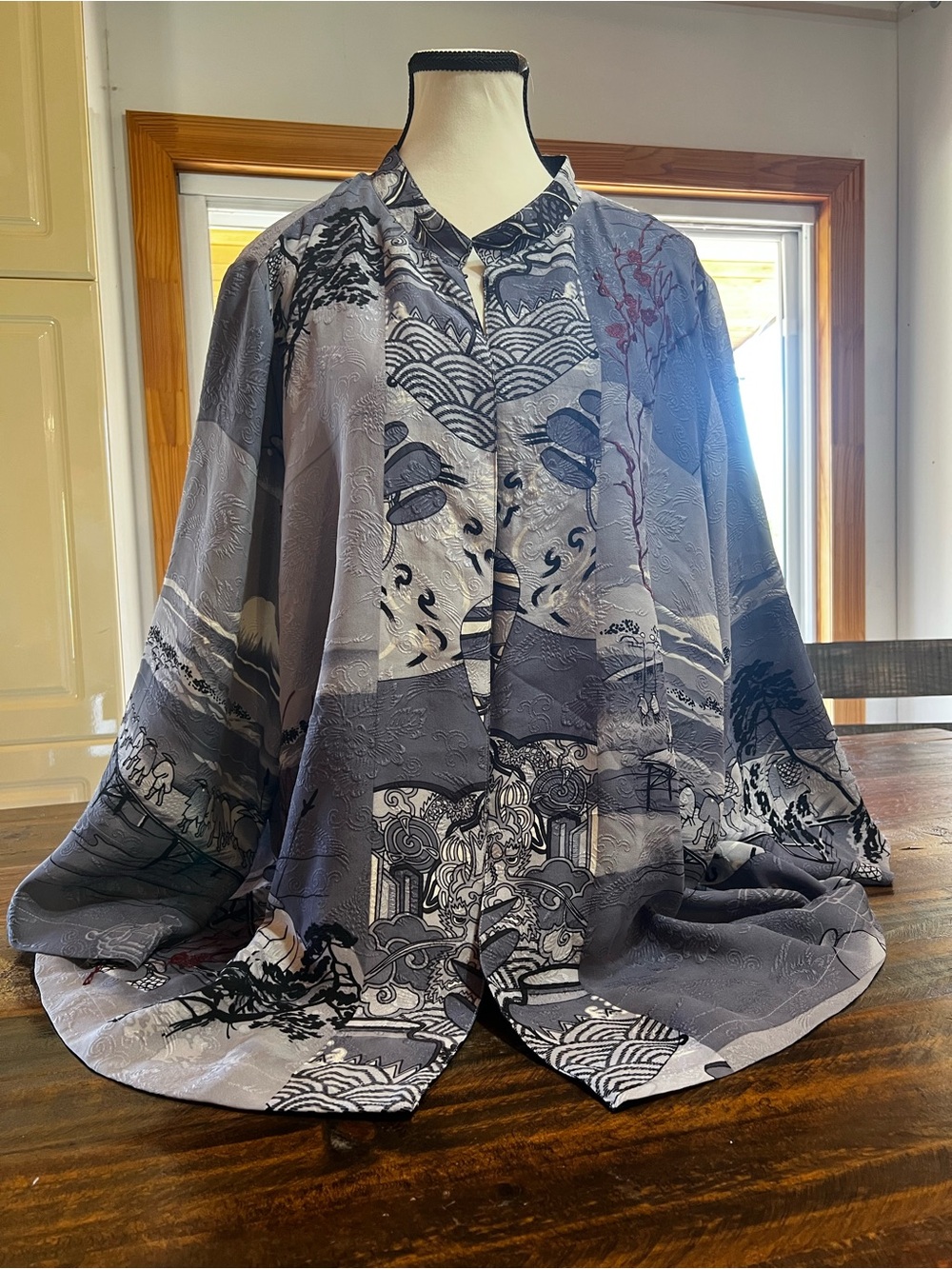 Elegant Grey Patterned Kimono Jacket - Picture 5 of 14